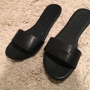 Nine West Black Leather Flip Flops