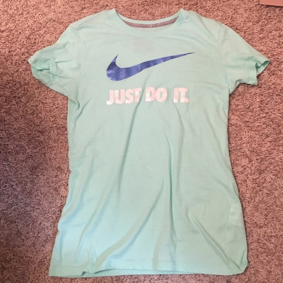 Women's Nike slim fit tshirt