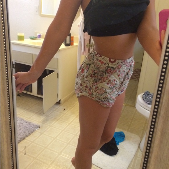 Billabong pattern high waist shorts - Picture 2 of 4