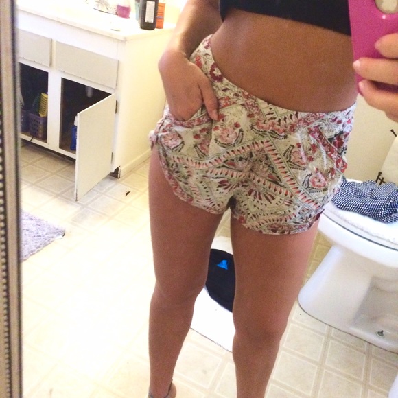 Billabong pattern high waist shorts - Picture 3 of 4