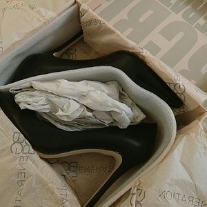 NWT. BCBG black leather pointed pumps, 8.5M.