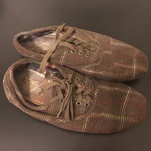 TOMS brown lace-up shoes