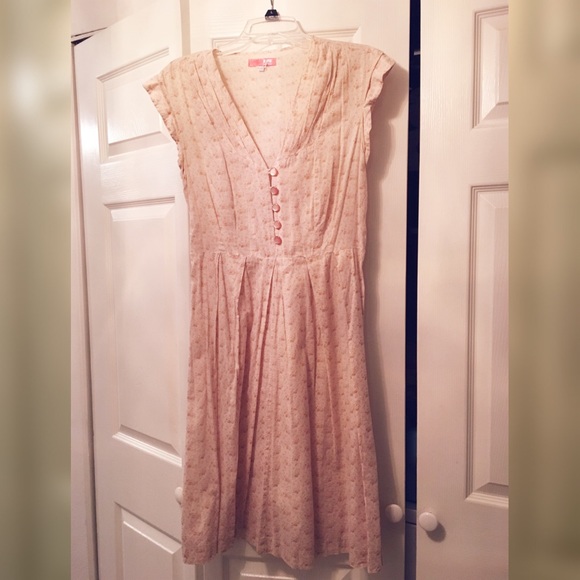 Light knee length vintage dress