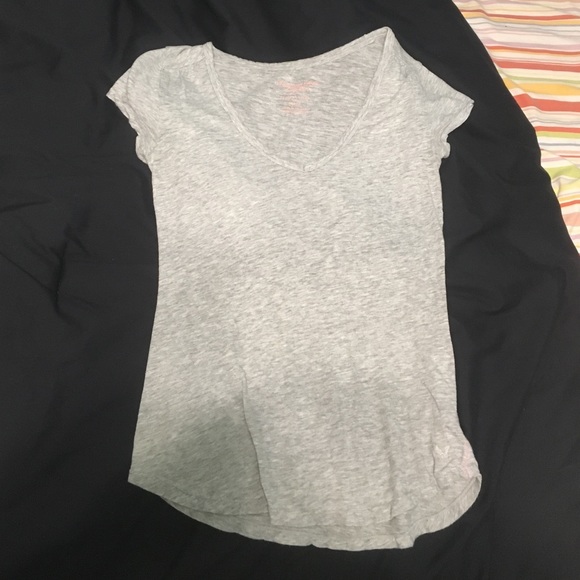 American Eagle Favorite Tee V neck
