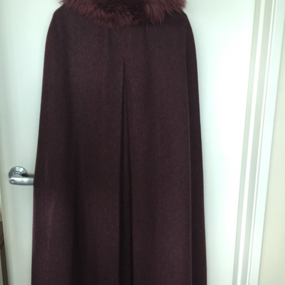 Cape with fur collar