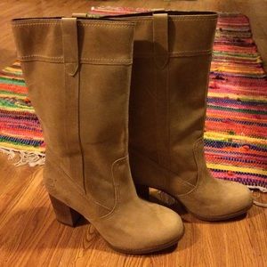 Size 8.5 Timberland Boots WATERPROOF