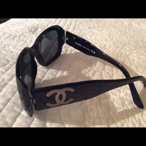 Chanel sunglasses in amazing condition.