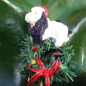 Christmas pin with wreath and doggie