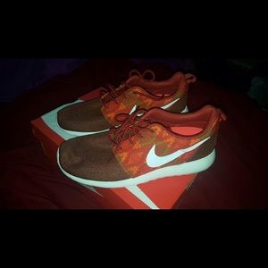 NIKE ROSHE ONE PRINT MENS SIZE 8 WOMENS SIZE 10