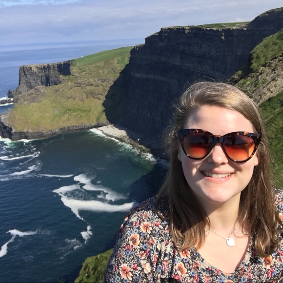 Meet your posher, Sophia! 💚 - Picture 7 of 8