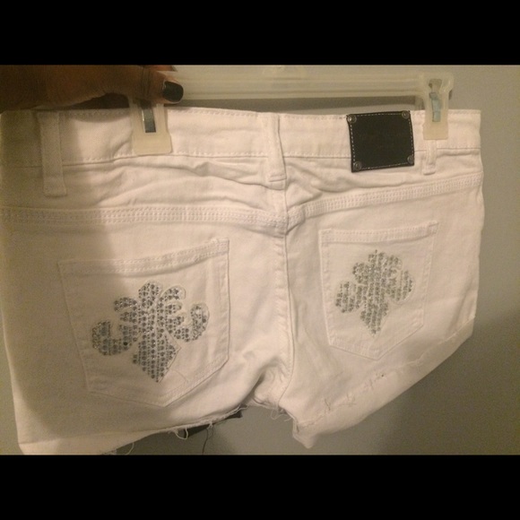 White shorts - Picture 2 of 2
