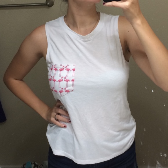 Adorable flamingo muscle tee!!🦄🦄