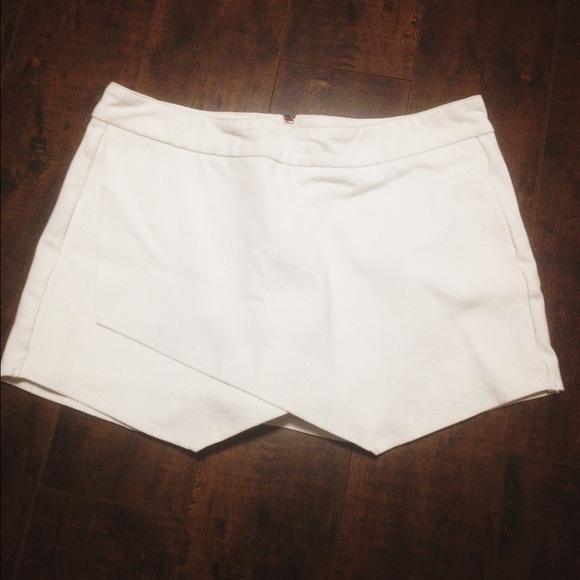 Perfectly white origami skirt/skort