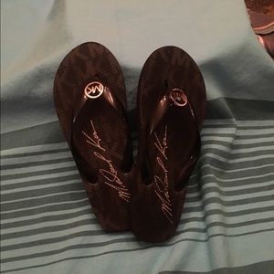 Michael kors flip flops