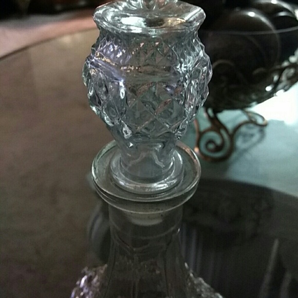 BEAUTIFUL ANTIQUE GLASS DECANTER - Picture 4 of 4