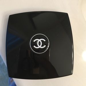 Natural finish face highlighter