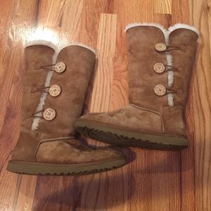 UGG Bailey Button Triplet in chesnut