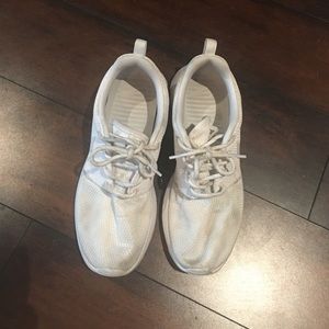 White Nike Roshe sneakers