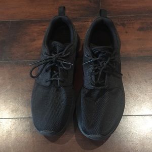 All black nike Roshe