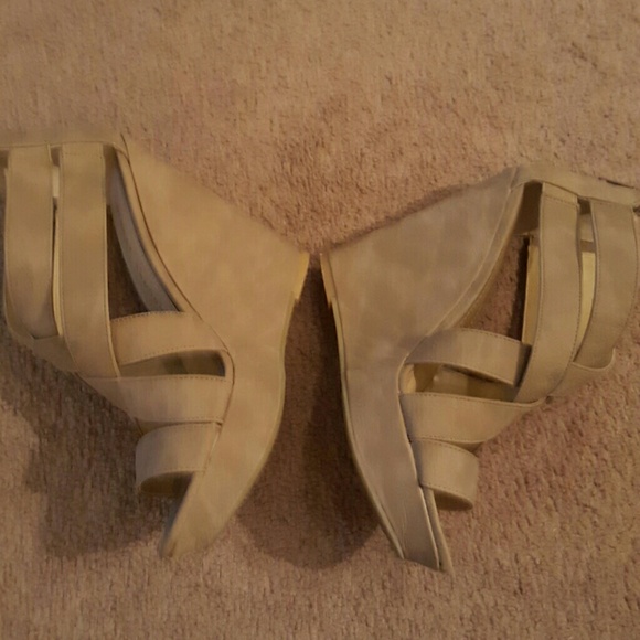 Major CRUSH taupe wedges! - Picture 2 of 4