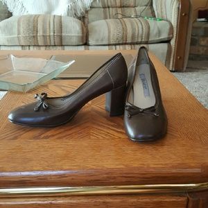 Rounded toe heels