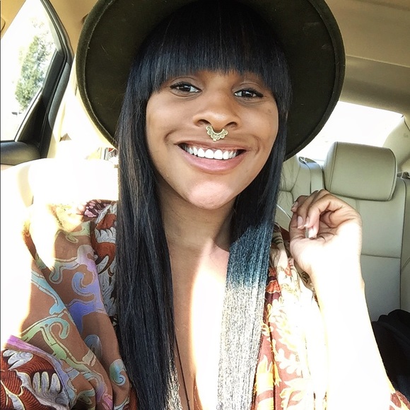 Meet your Posher, Britnie - Picture 6 of 8