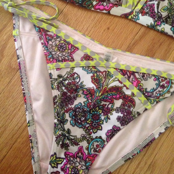 Victoria Secret Bikinin - Picture 3 of 4