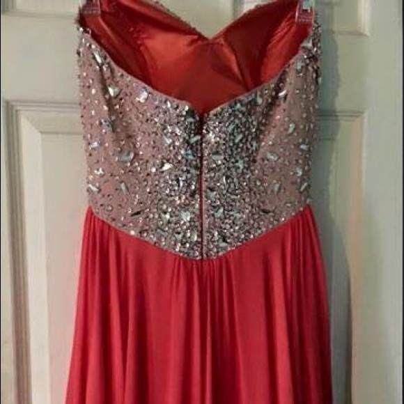 Formal dresses - Picture 2 of 2