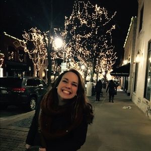 Meet your Posher, Caitlin