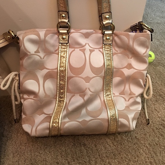 Coach poppy appliqué pocket tote. - Picture 3 of 3