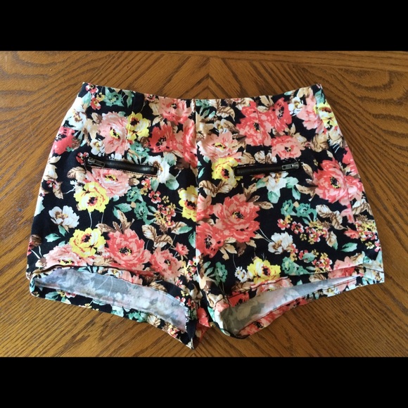 Floral printed high waisted shorts - Picture 1 of 3