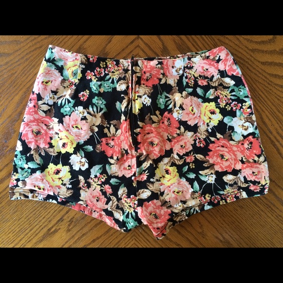 Floral printed high waisted shorts - Picture 2 of 3