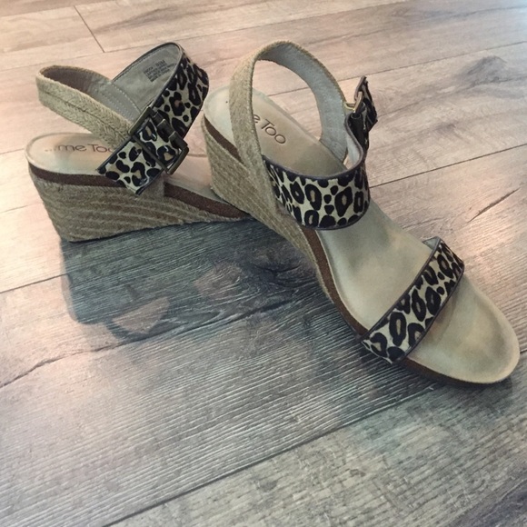 Wedge cheetah print strap sander.
