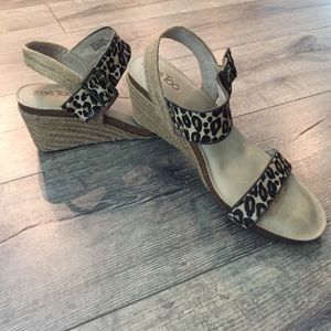 Wedge cheetah print strap sander.