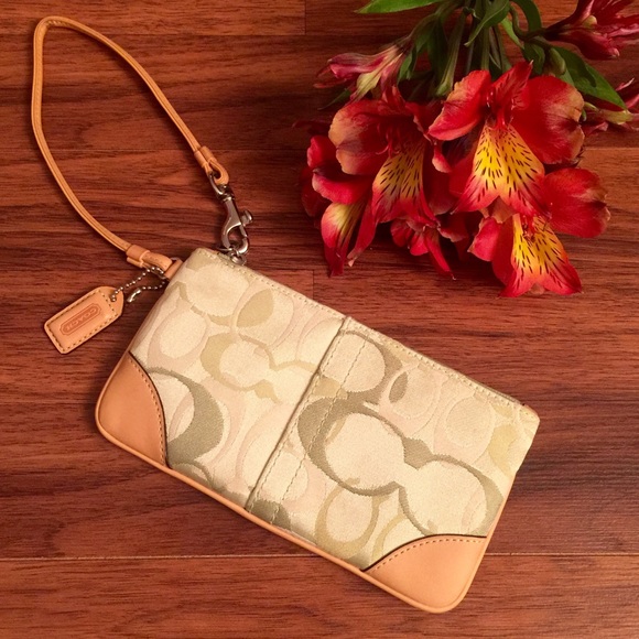 Coach Handbags - ❌SOLD❌Coach wristlet