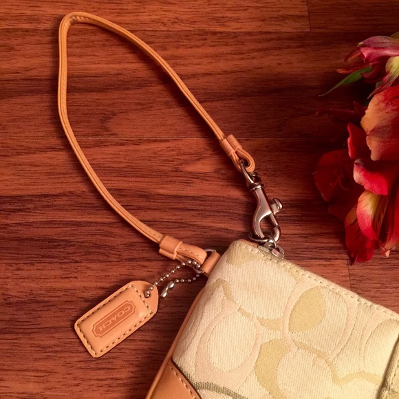 ❌SOLD❌Coach wristlet - Picture 3 of 4