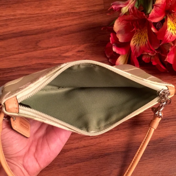 ❌SOLD❌Coach wristlet - Picture 4 of 4