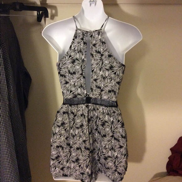 SOLD AS BUNDLE 🎀 Cute romper! - Picture 3 of 4