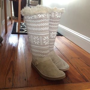 BRAND NEW faux-fur lined tan/cream boots