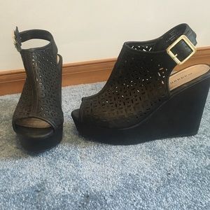 Black wedges