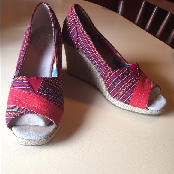 Colorful TOMS wedges❤️