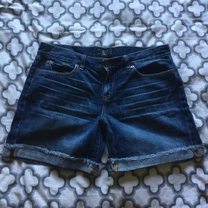 Lucky's 'Laguna' short
