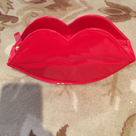 Moschino lips clutch