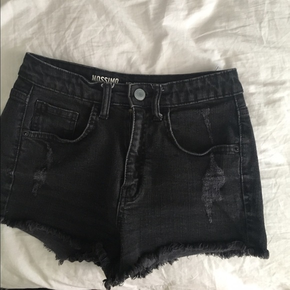 Distressed high waisted shorts!