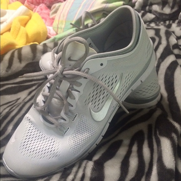 Nike tennis shoes women