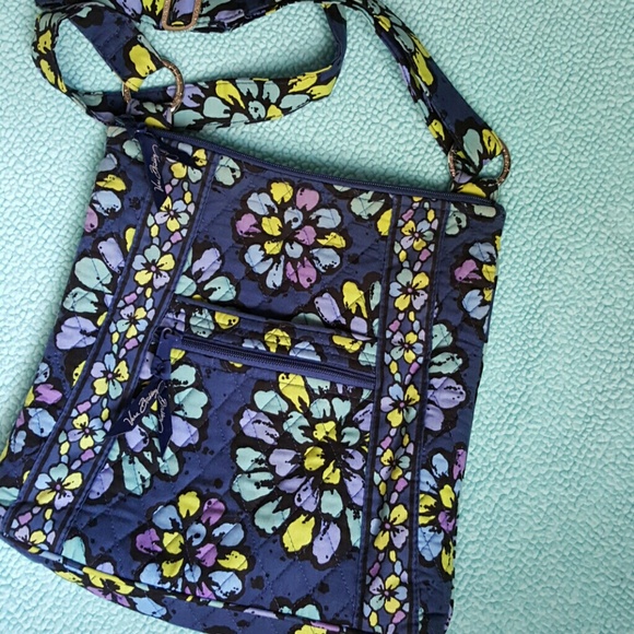 Vera Bradley crossbody in Indigo Pop