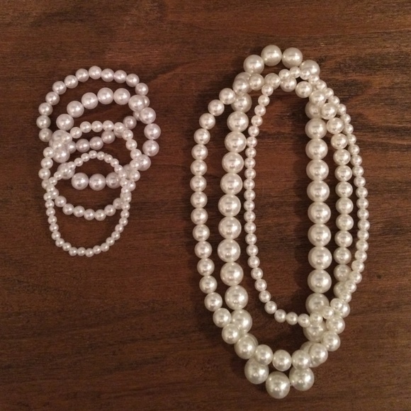 Set of 4 pearl bracelets and 3 pearl necklaces
