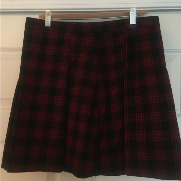 Black and Red Pleated Skirt