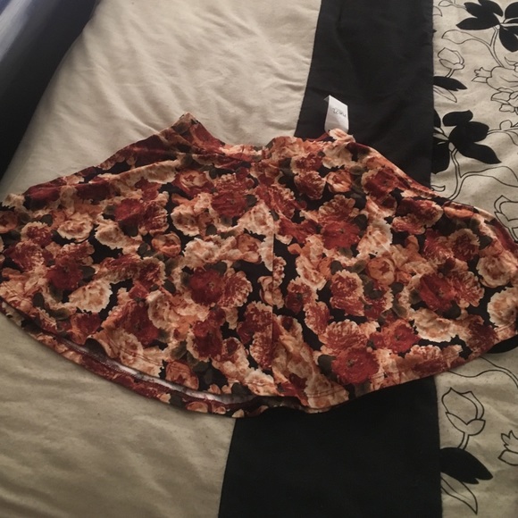 Floral skirt, never worn, very cheap price :)