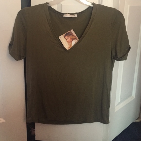 LIKE NEW Kittenish Jessie James Decker Olive vneck